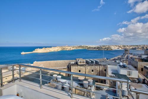 Valletta Luxury 4-Bedroom Duplex with Stunning Sea Views Private Terrace and Jacuzzi - image 2