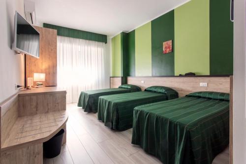 3 twin beds