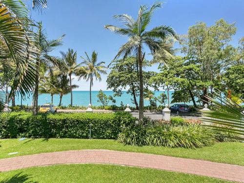The Beach House 3BR Waterfront Apartment, Own WIFI