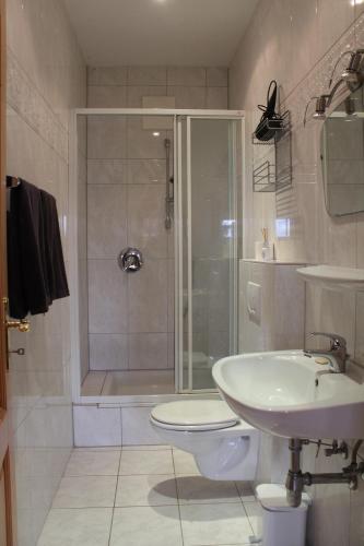 Fürdőszoba, Ferienwohnung Alpenrose in Goldegg