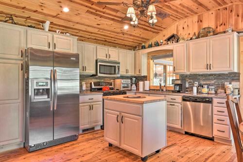 Blue Ridge Parkway House with Mountain Scenery! in Glade Valley, USA