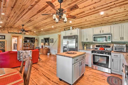 Blue Ridge Parkway House with Mountain Scenery! in Glade Valley, USA