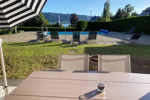 Das Schneckenhaus - Ferienwohnung mit Pool & Seeblick