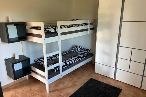 Das Schneckenhaus - Ferienwohnung mit Pool & Seeblick