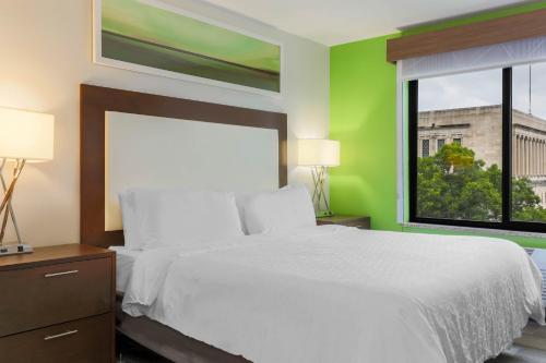 Holiday Inn Express Hotel & Suites Fort Worth Downtown