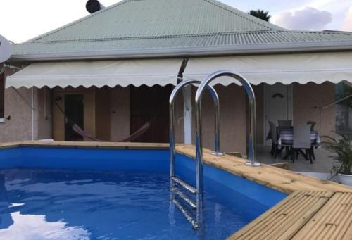 Villa de 3 chambres a Sainte Anne a 500 m de la plage avec piscine privee jacuzzi et jardin clos - Location, gîte - Sainte-Anne