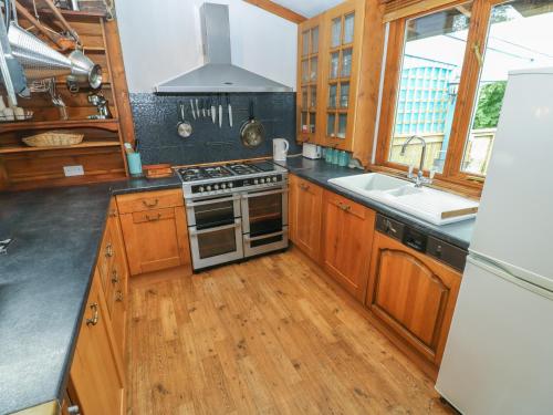 Timbertwig Lodge in Cosheston