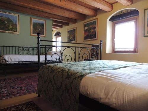 1 king bed, 1 twin bed
