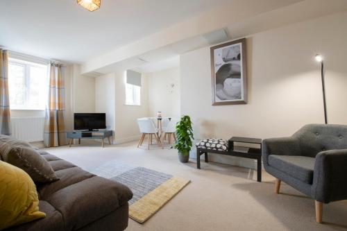 Ashford Modern Apartments, central location wt parking great location for holidays!