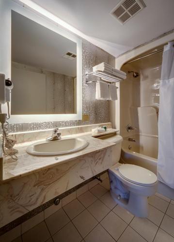 Queen Suite with Jetted Tub