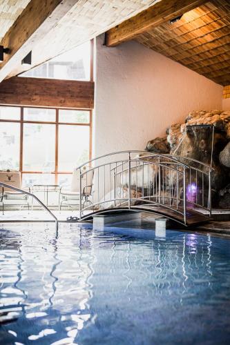 Úszómedence, Verwohn-Wellnesshotel Walserhof in Hirschegg (Vorarlberg)