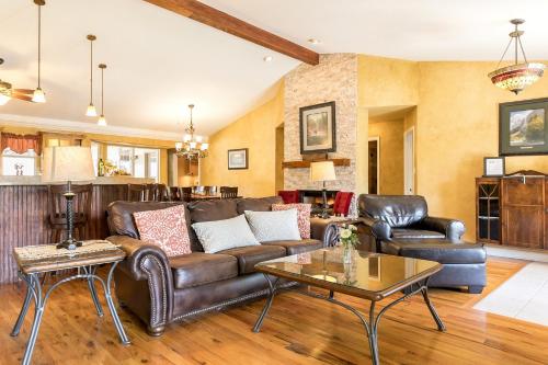 Tuscan Retreat - Hot Tub - Fireplace- Walk to Main - image 7
