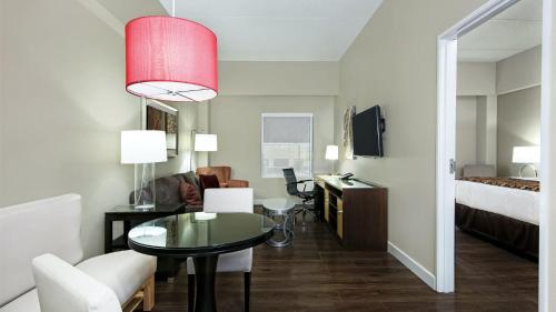 Hawthorn Suites by Wyndham McAllen - image 33