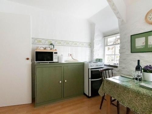 Deluxe Holiday Home in Ceredigion with Garden - image 2