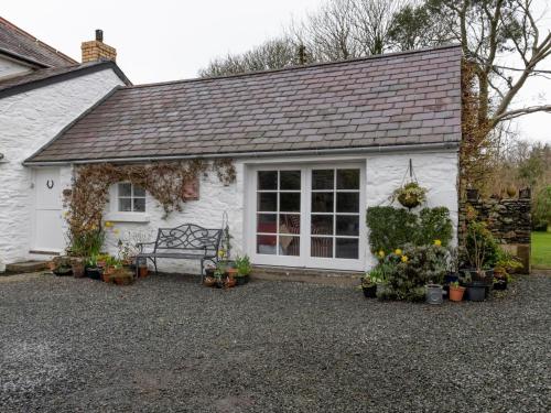 Deluxe Holiday Home in Ceredigion with Garden - image 5