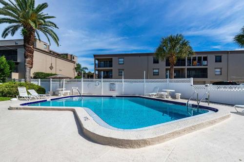 Sunny Condo with Pool Walk to Indian Shores BCH - image 4