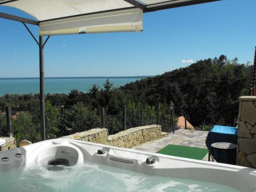 Hot tub, Ezusthid Apartman in Balatongyorok