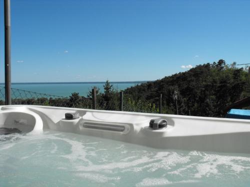 Hot tub, Ezusthid Apartman in Balatongyorok