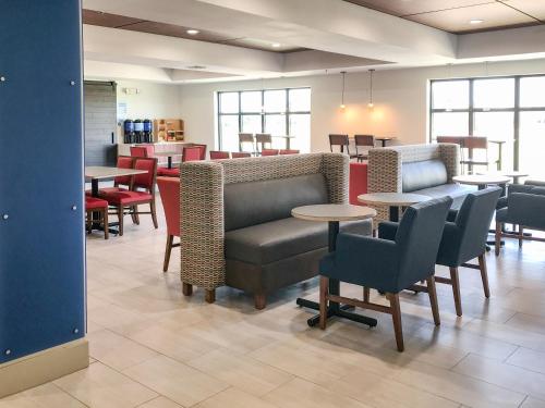 Holiday Inn Express & Suites Lubbock West, an IHG Hotel