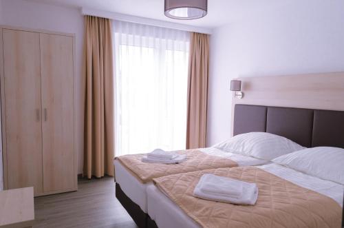 1 king bed, 2 twin beds