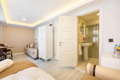 Deluxe Quadruple Suite Balcony. image 4