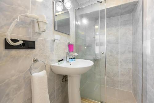 Deluxe Quadruple Suite Balcony. image 2