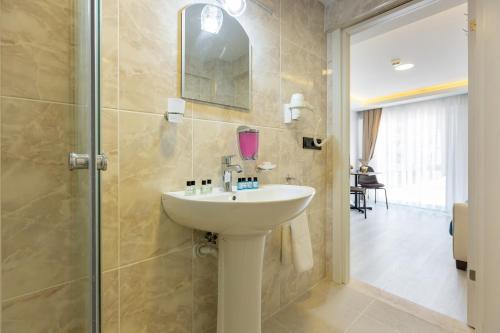 Comfort Triple Suite City View. image 3