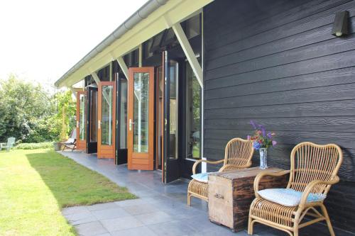  Familiehuis De Betuwe met prive kunstgras tennisbaan en sauna in Erichem