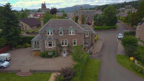 Firtree Bed and Breakfast at Galvelbeg House - Accommodation - Crieff