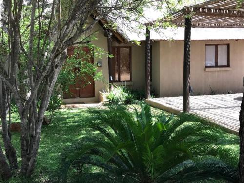 Vista exterior, 11 Raptors Lodge in Hoedspruit