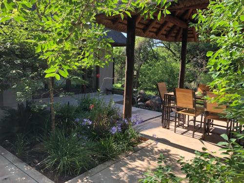 Vista exterior, 11 Raptors Lodge in Hoedspruit