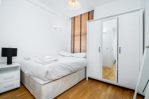 Modern 1 Bed Flat in Holborn, London for up to 2 people with free wifi, Londýn