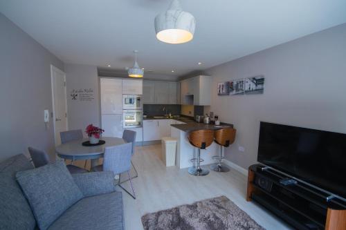Modern 2 Bedroom Flat With 2 Ensuite Bathrooms In Bristol For Up To 4 People, Bristol, Bristol