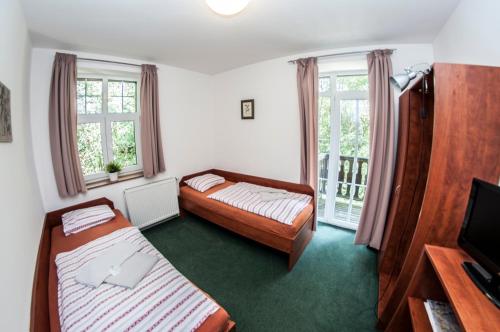 1 queen bed, 3 twin beds