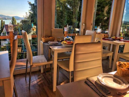 ห้องอาหาร, Villa Borostyán (Villa Borostyan) in ทิฮานี่