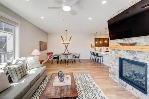 New Luxury Loft #308 Near Resort - Huge Hot Tub & Views - FREE Activities & Equipment Rentals Daily - image 8