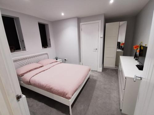 5 sleeps with kids play area and travel cot- 5 people and a baby max or 2 households - image 4