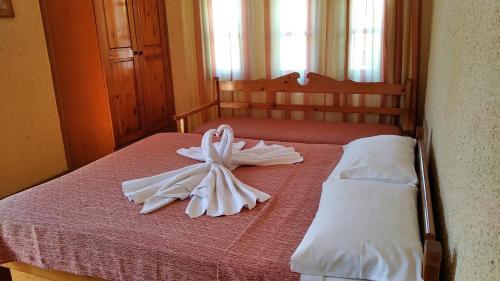 2 bedrooms, 3 beds