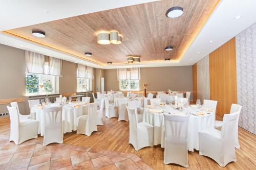 Banquet hall, Landhotel Kuralpe Kreuzhof in Lautertal (Odenwald)