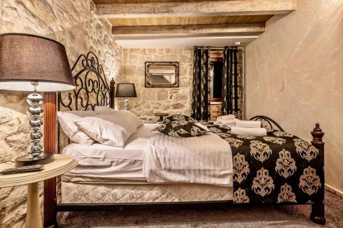 Historic Plaza Varos Split - image 9