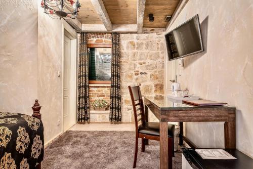 Historic Plaza Varos Split - image 4