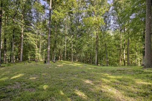 Peaceful Cockeysville Apt with Furnished Deck! in Cockeysville, USA