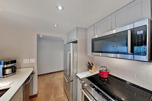 Steps to Slopes! Designer Mountain-View Condo condo - image 6