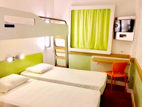 3 twin beds