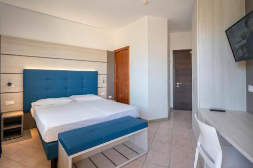 Double or Twin Room with Balcony image 6
