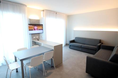 1 queen bed, 2 sofa beds