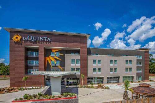 시설, 라 퀸타 인 앤 스위트 바이 윈덤 휴스턴 이스트 I-10 (La Quinta Inn & Suites by Wyndham Houston East I-10) in 채널뷰