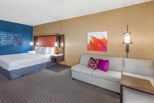 1 king bed, 1 sofa bed