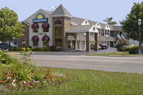 Days Inn by Wyndham Mackinaw City - Lakeview