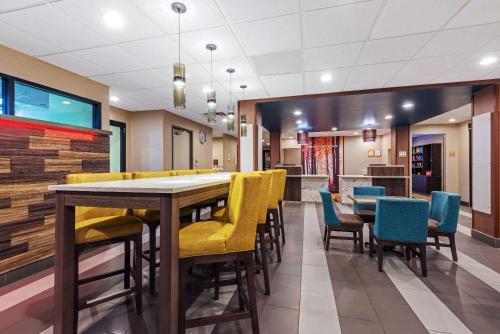 La Quinta Inn & Suites by Wyndham Jamestown, NY-Downtown